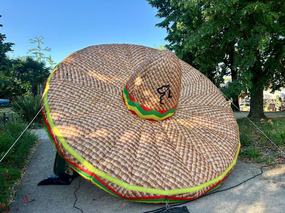sombrero gonflable géant avec deux cactus vert vue de dos on y voit le logo lama events