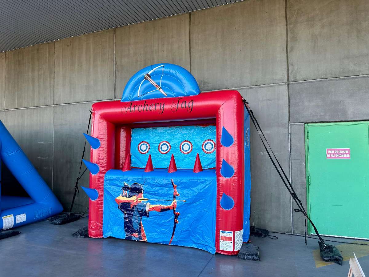Stand de Tir à l’Arc Gonflable 3 en 1 Bleu rouge avec des balles qui flottent et des cerceaux qui sont lancé