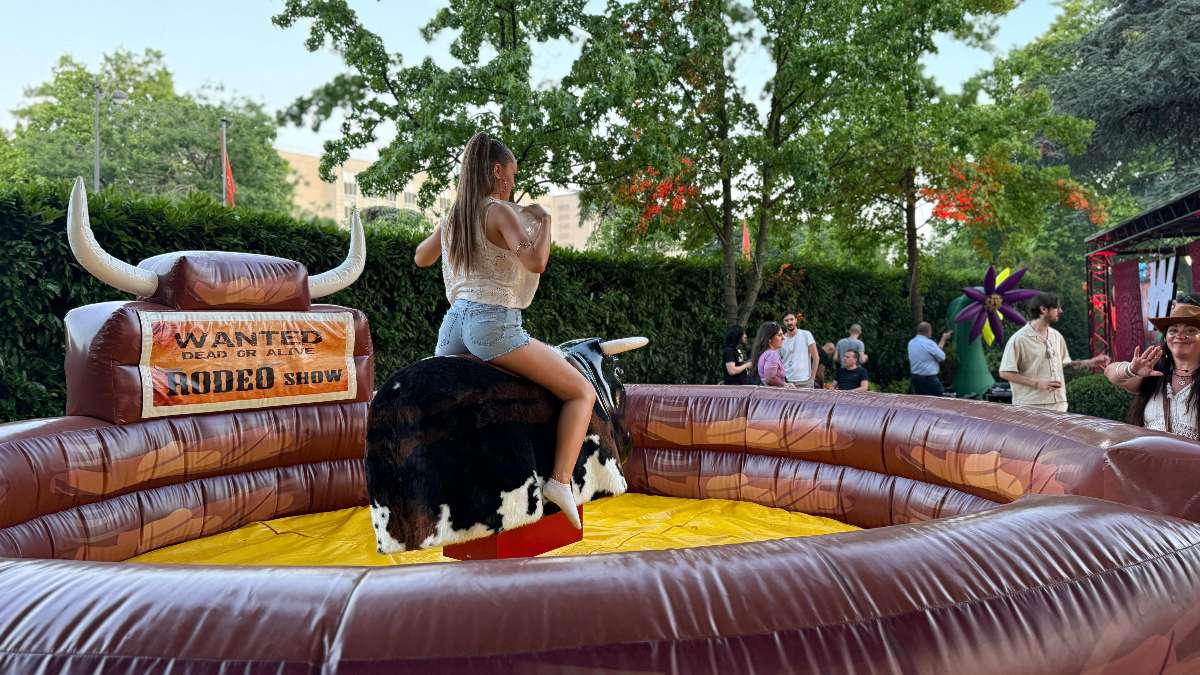 une femme se préparant a faire du rodéo mécanique western jaune et marron 