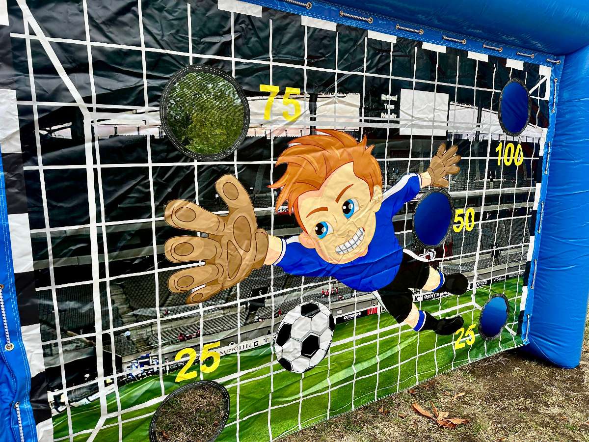 toile de la cage de football bleu gonflable bleu avec 5 trou et un gardien qui plonge