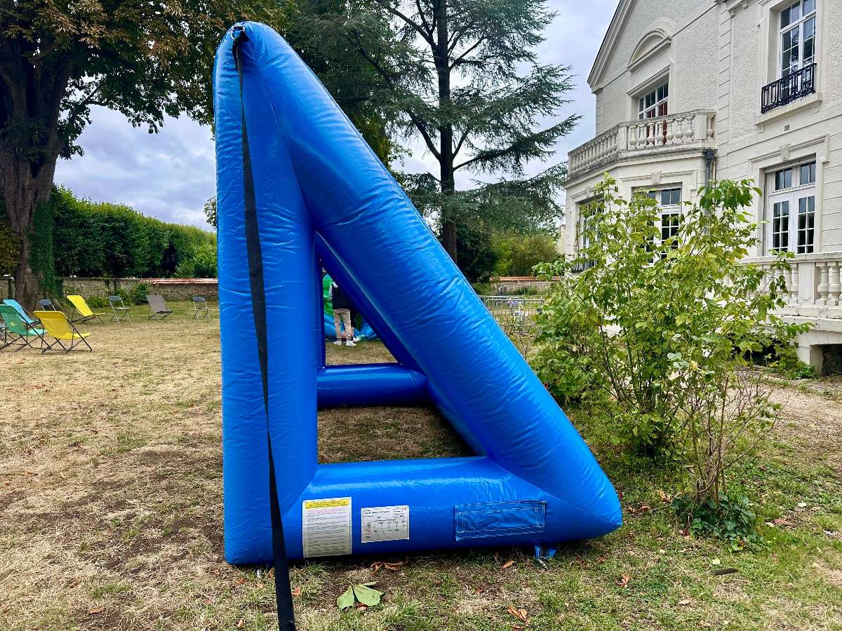 Coté de la structure la ou on récupère les ballons