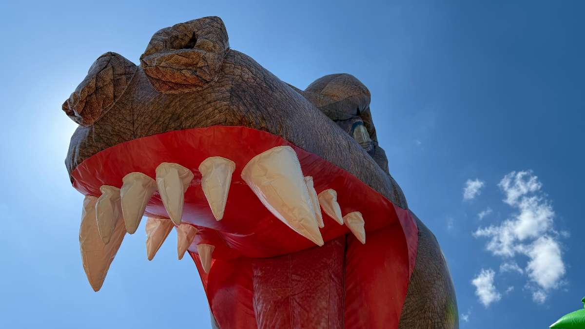 tête de dinosaure gonflable avec des dents aiguisé