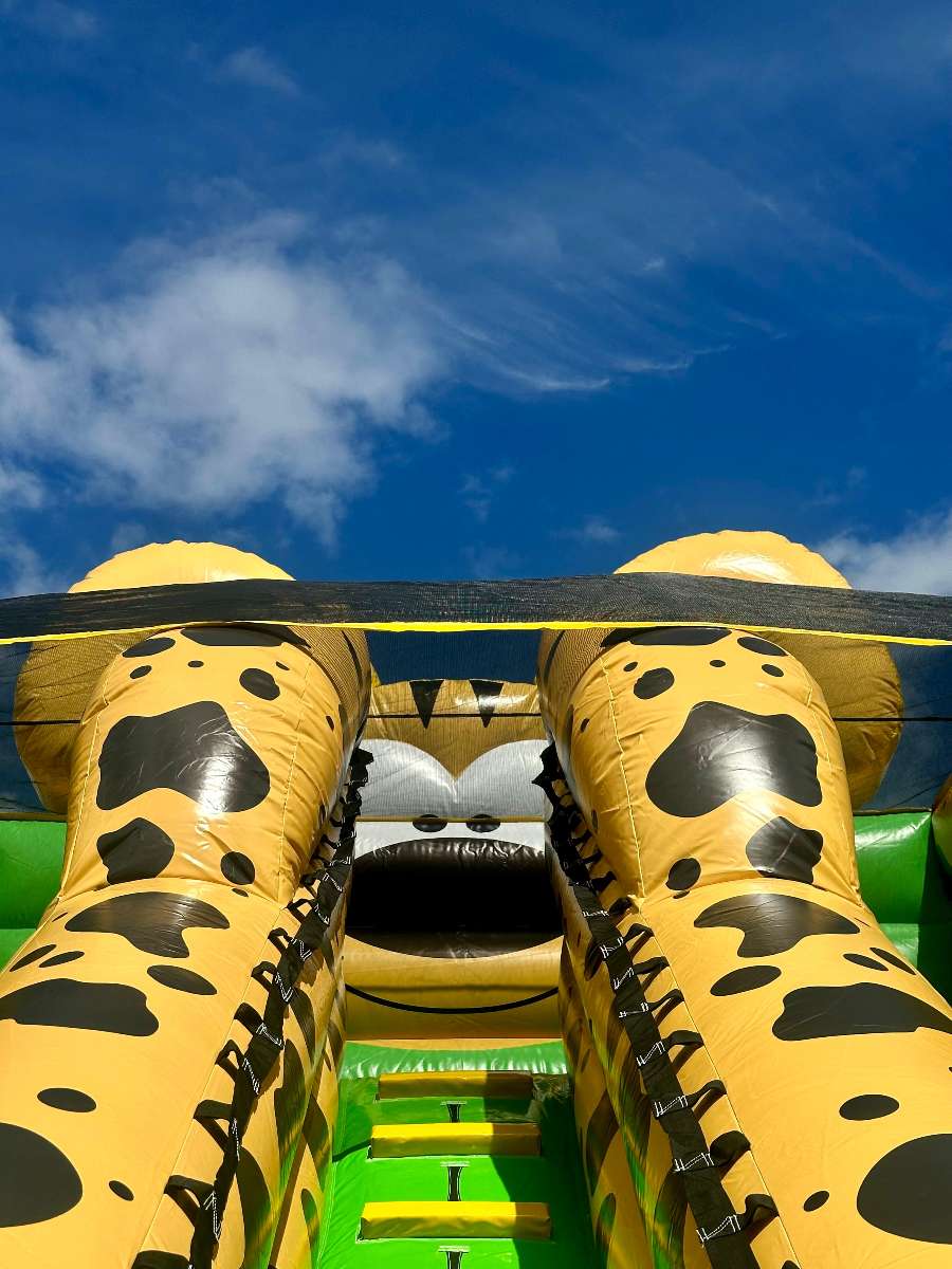 tete du marsupilami en haut du toboggan jaune avec des points noir 