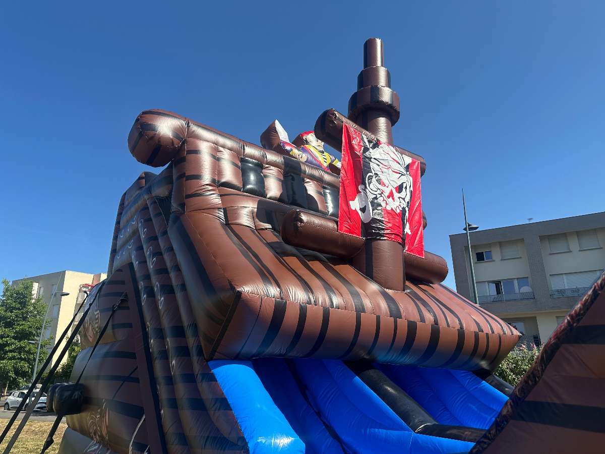 Le mat du toboggan bateau pirate aquatique