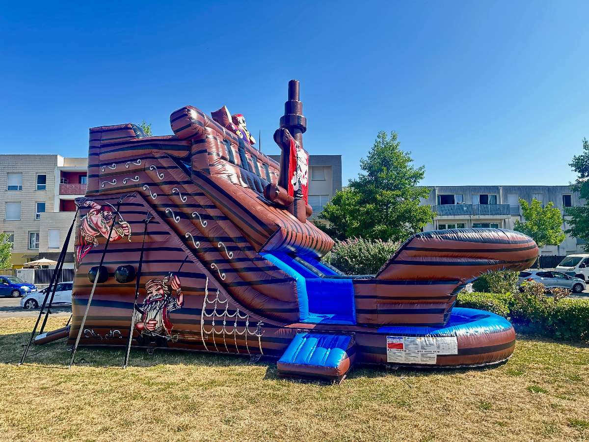 vue latérale du toboggan pirate avec des pirates qui s'affronte