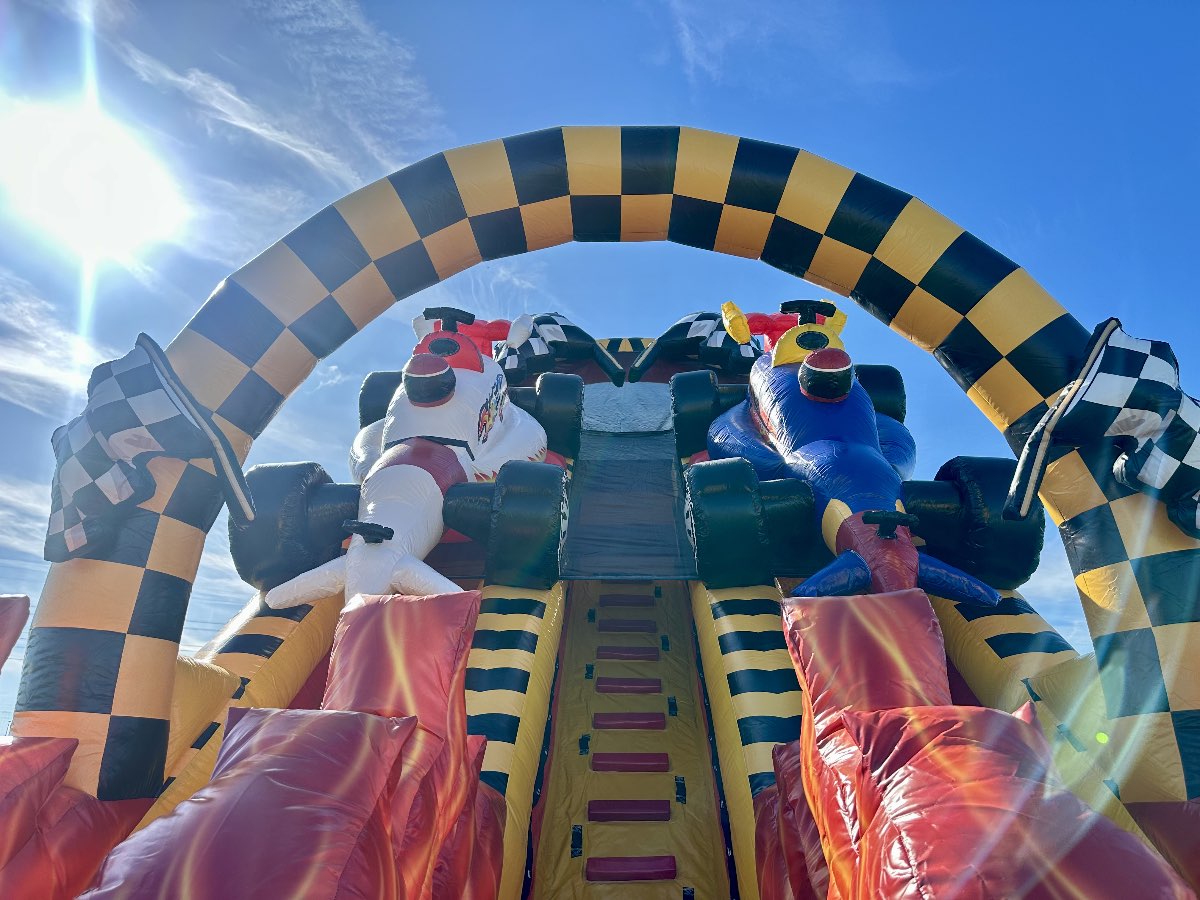 vue du toboggan race avec deux voitures gonflables qui font la course l'une est blanche l'autre est bleu