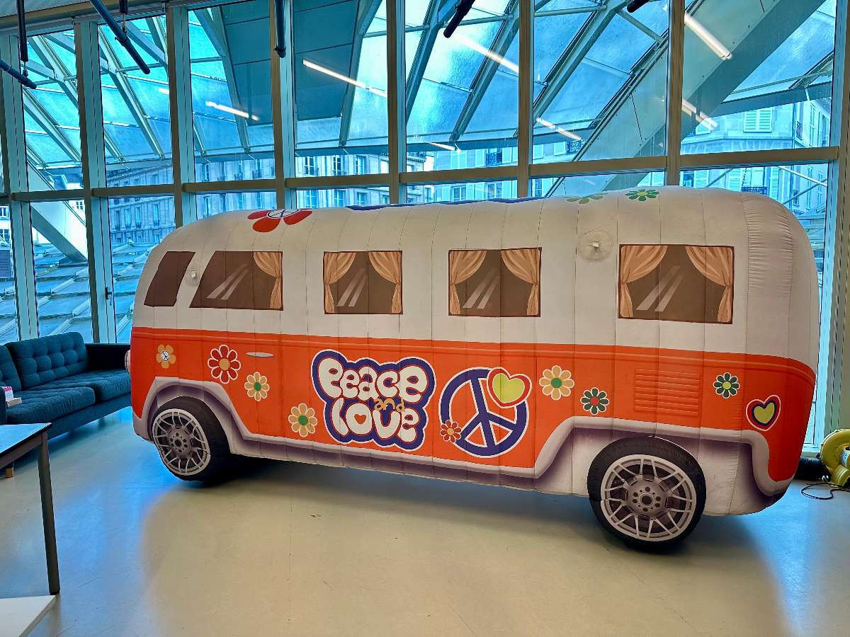 Van hippie Gonflable thème rétro de couleur orange et blanche vue de profil