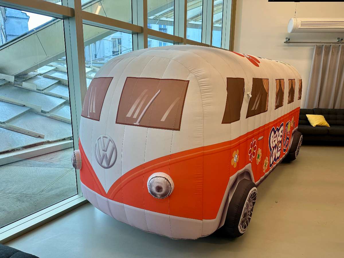 l'avant du Van hippie Gonflable avec un logo de voiture des pneu gonflables