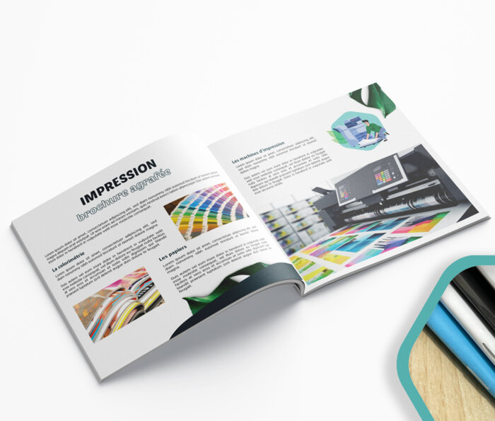 Brochure agrafée carrée ouverte