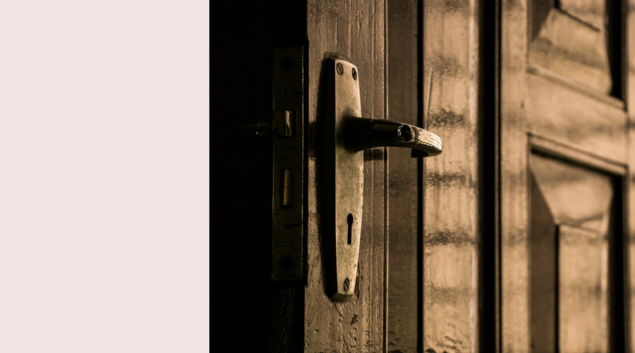 Matériel utilisé par un serrurier pour ouvrir une porte en toute sécurité