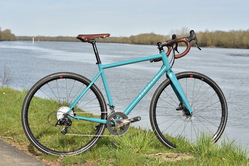 Berthoud Cycles - Fabricant Français de selle vélo en cuir - Sacoche fait main - Garde Boue - Vélo sur mesure