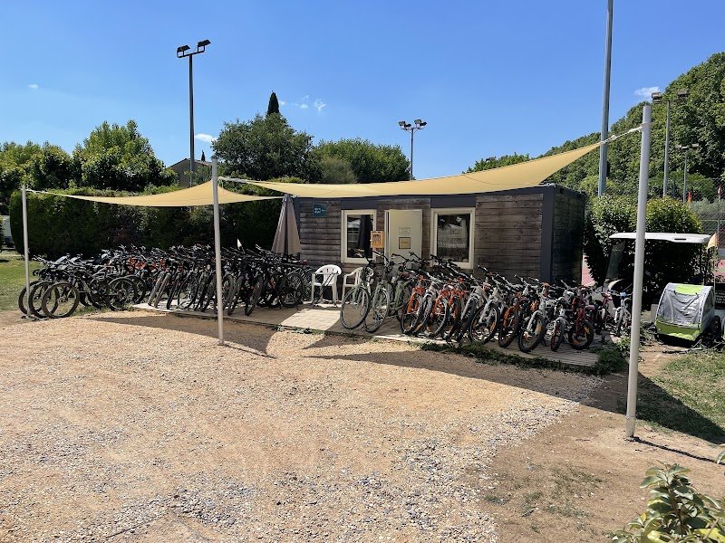 Ardèche Vélos by Rives d'arc bikes. Location de vélos et VAE Vallon Pont d'Arc. Location vélos Ardèche.