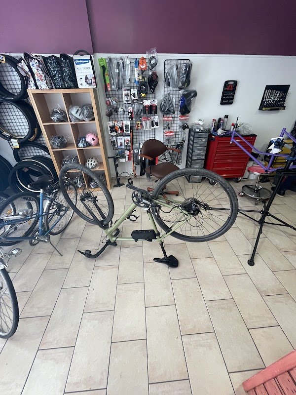 A BICYCLETTE : Atelier de réparation et entretien. vente vélos d'occasion - Photo 4