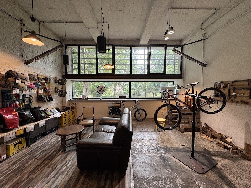 Les Mains dans Le Guidon St Maurice