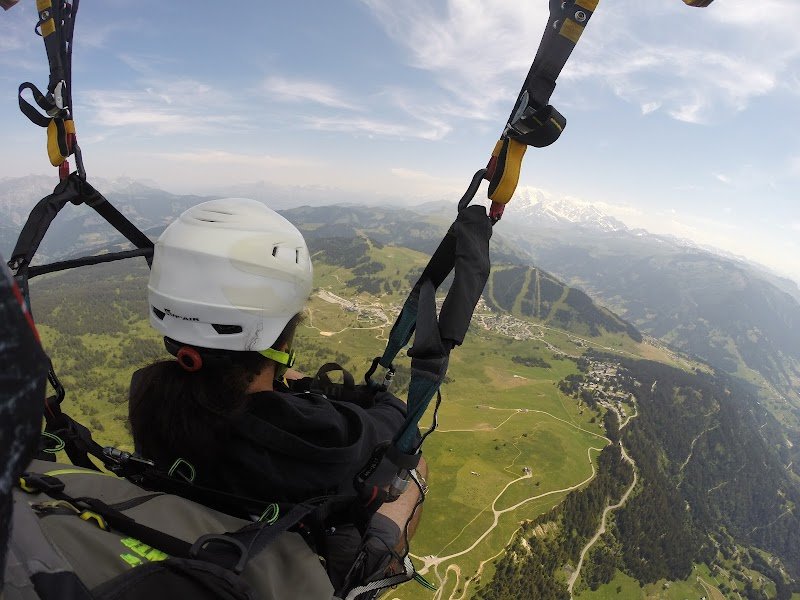 Sport 2000 Twoskigliss - Location ski Les Saisies- Bapteme parapente- Randonnee motoneige electrique