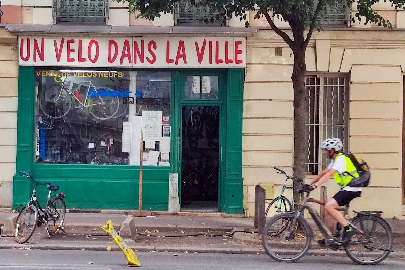 A bicycle in the city