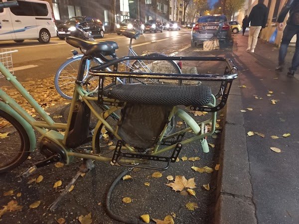 A bicycle in the city - Photo 2