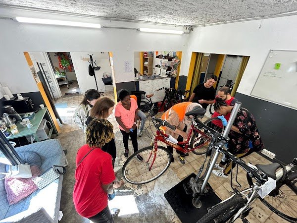 Atelier de réparation de vélos - Les Rayons - Photo 3