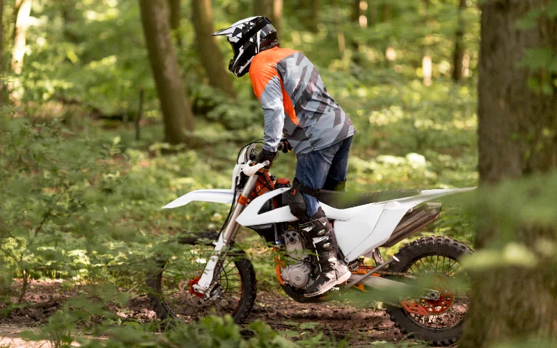 Cómo asegurar una moto de enduro