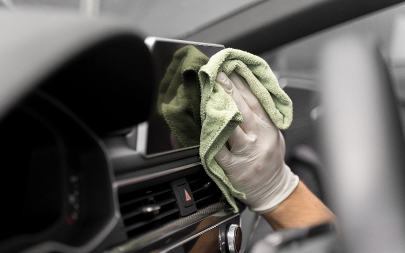 Cómo hacer la limpieza interior del coche