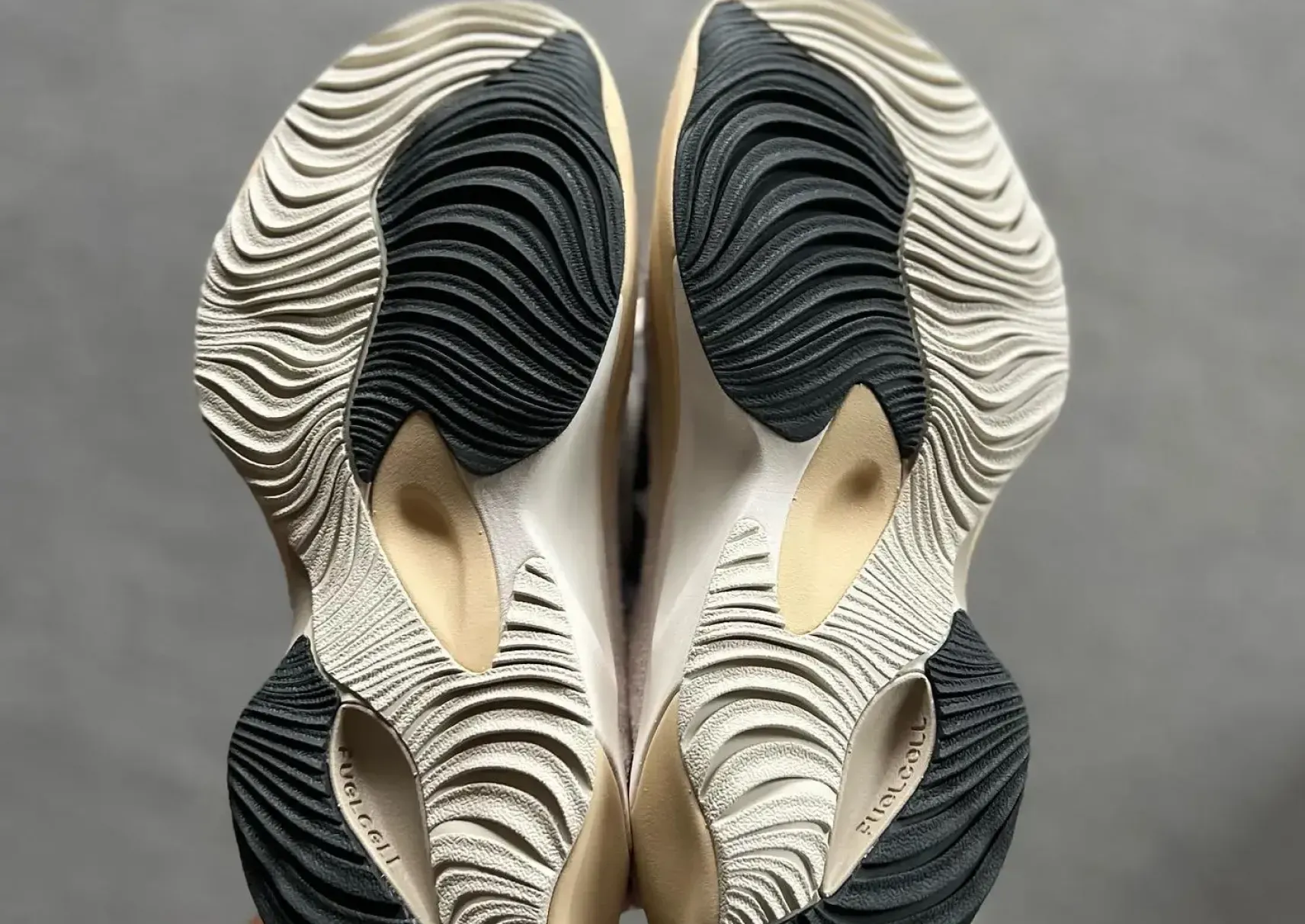 large visual new balance dévoile la new balance warped runner