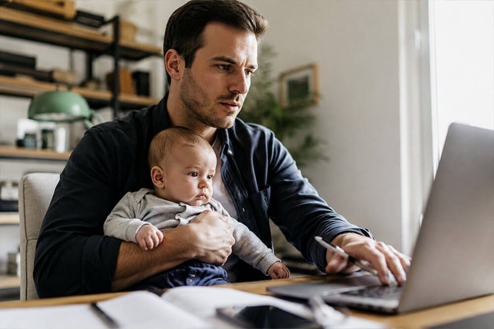 papa qui travaille avec son bebe