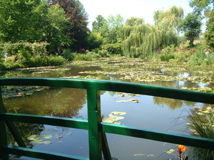 水光瀲艷的池塘，明澈如鏡映照自然美景，在雙重的視覺影像中，展現深邃的想像及空間。