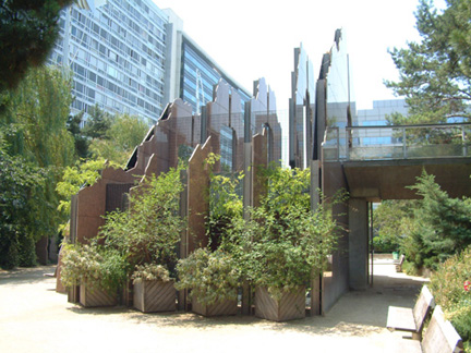 現代化的岩石片建構的別館，貫穿接連青蔥翠綠的林蔭徑。