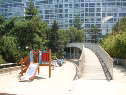 兒童遊樂園特以大西洋為題建構玩具： 木船溜滑梯 海豚遙椅等等，旁邊則是木天橋的入口道。