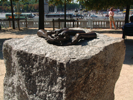 平台上美籍法國老當益壯的藝術家布爾喬亞（Louise Bourgeois）之 歡迎到來（ The Wel Coming hands）別開生面的系列，（ 1998 年作）。