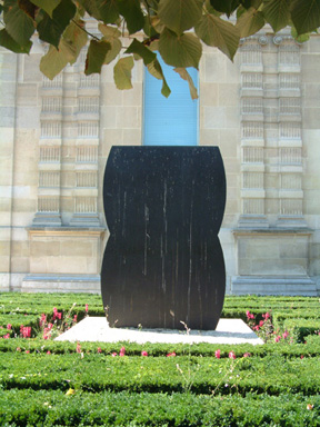 網球美術館後面的美國藝術家克利（Ellsworth Kelly） 的有機極簡抽象 （無題）雕刻（1988 年作）。