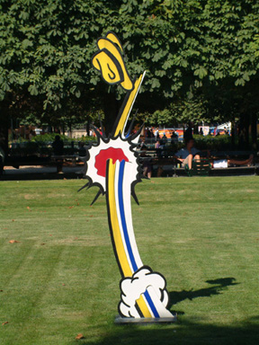 綠草坪上美國著名普普藝術家李奇登斯坦（Roy Lichtenstein）的 贊賞（Coup du Chapeau）幽默風趣的雕刻（1996年作）。