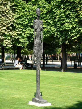 綠草坪上法國存在主義雕刻家傑克梅第（Alberto Giacometti 1901-1966） 大女人 2（Grande Femme II ）孤獨無助的形像（1960年 作）。
