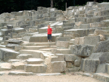 高低起伏的地形成為喬治 巴桑公園最具變化的公園形式， 其中以最大膽的岩石砌立石壁最為壯觀。