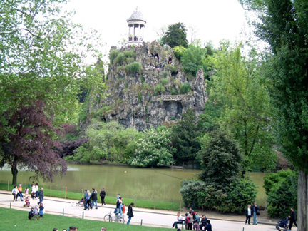 這座山明水秀的公園，是花都十九世紀末最具典範的一座英國園林， 以明媚湖泊為核心形成詩情畫意的田野景色。