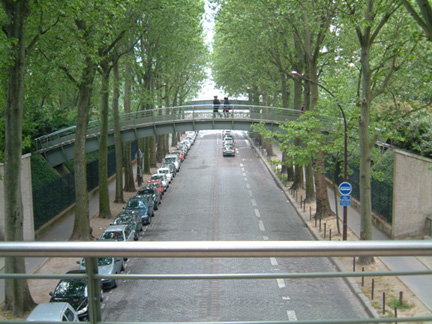 貝西公園橫跨馬路的兩座天橋壯麗景緻。