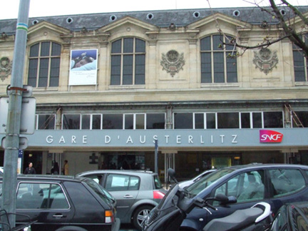 這是奧斯特立茲火車站 (Gare d'Austelitz)正面，它建於1830年代間。