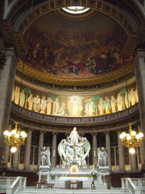 大殿天蓬由五大宏偉的大圓拱頂構成,但前後殿則是半圓形, 相當原創性及壯觀,是巴黎所有教堂中最別開生面的一座。