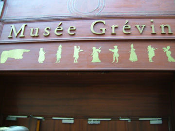 對面蒙馬特大道是佐華(Passage Jouffroy)廊街,以葛曼名人蠟像館(Musee Grevin)聞名。