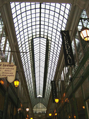 維多(Passage Verdeau)廊街漂亮的拱形透明屋頂,相當寧靜眾多迷人的櫥窗。