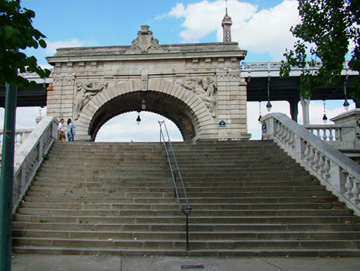 天鵝散步林蔭小徑接連比哈肯橋(Pont de Bir Hakeim)充滿節奏性的 樓梯及橋上橋,詩情畫意的景色是眾多法國電影取景鏡頭畫面。