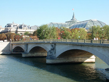 安瓦礫德(Pont des Invalides)橋,橋墩上各一座精雕琢的古典雕像,後面是宏偉壯觀的大皇宮。