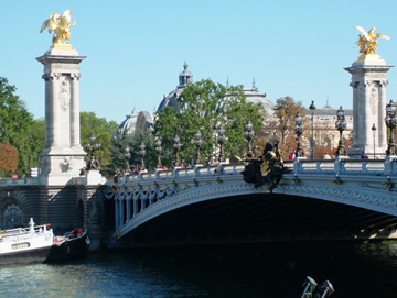 亞歷山大三世大橋(Pont des Alexandre III) 長107公尺、寬40公尺,是巴黎最金碧輝煌的一座橋。