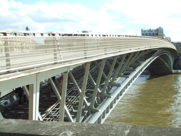 梭樂飛西諾散步橋(Passerelle Solferino) 是一條雙重疊的鐵橋,串聯奧塞美術館及杜樂麗花園。