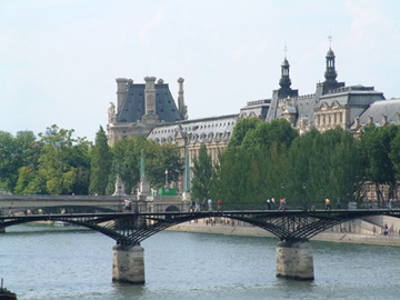 串聯羅浮宮和法蘭西學院的藝術散步橋(Passerelle des Arts) , 是巴黎首座散步用的鐵橋(建於1802年)。