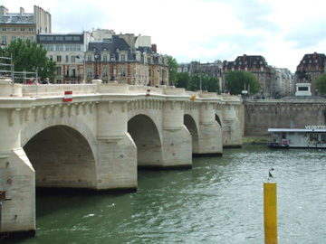 新橋(Pont Neuf)巴黎最古老的一座橋,是亨利四世所建, 長275公尺,橫跨西提島綠雅園至至左岸的錢幣博物館。