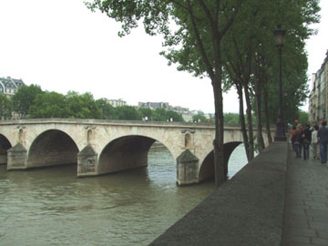 瑪麗橋 (Pont Marie)右岸上是巴黎的藝術城,左岸則是聖路易島。