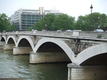 奧斯特立茲橋(Pont d'Austerlitz) ,左岸是火車站及植物園,右岸引向巴斯底廣場。