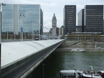 接連奧斯特立茲火車站及里昂火車站的 戴高樂橋(Pont Charles-de Gaulle) ,是巴黎最新的一座。
