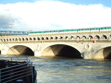 貝西橋(Pont de Bercy)則是巴黎罕見的橋上橋, 上面是露天地鐵道,構成河上最戲劇性的景觀。